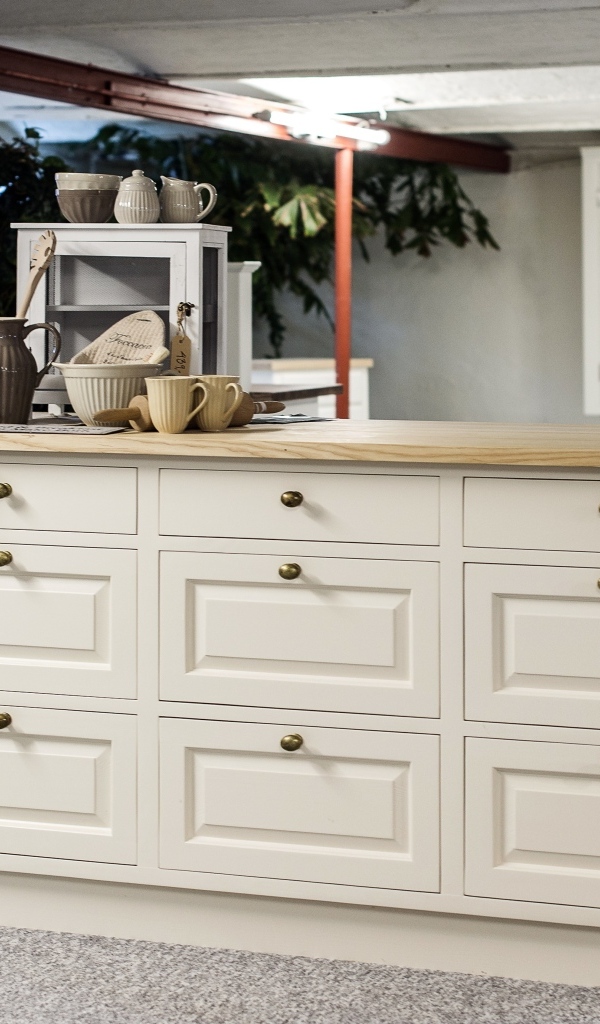 Большой белый комод в комнате