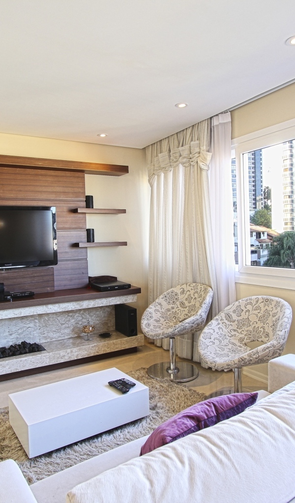 Большой белый диван в гостиной комнате