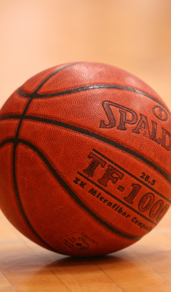 Кожаный мяч на баскетбольном поле