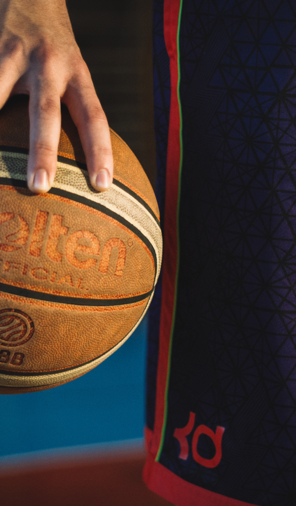 Кожаный баскетбольный мяч в руке