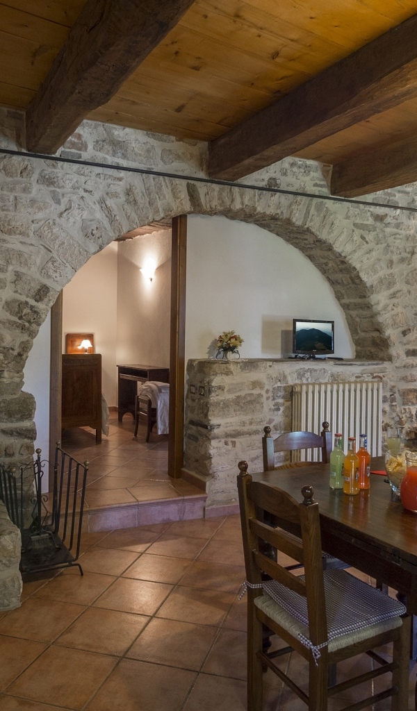 Гостиная в стиле лофт с камином