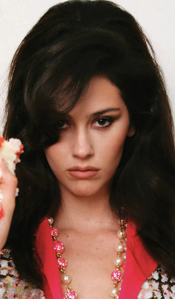 Длинноволосая американская актриса Грэйси Абрамс