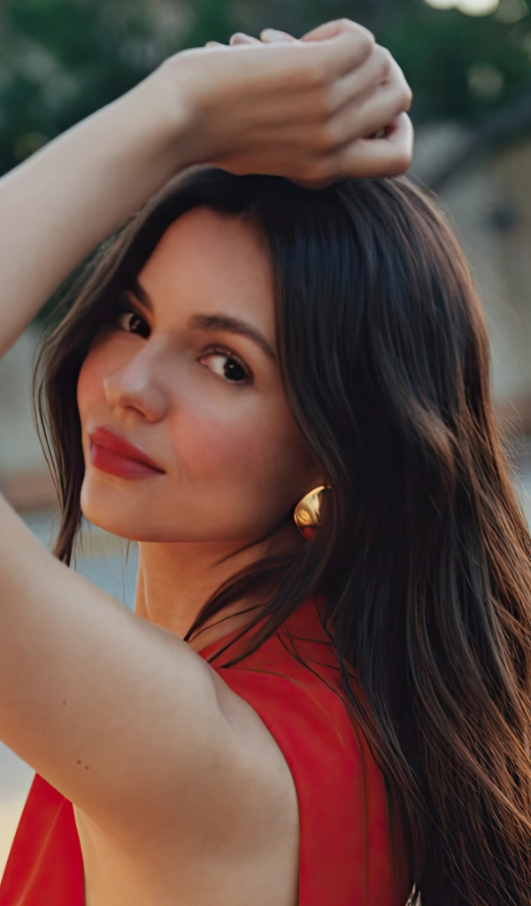 Длинноволосая брюнетка Виктория Джастис в красном