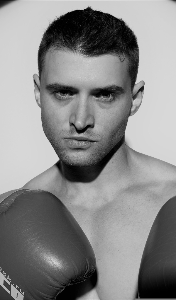 Мужчина боксер черно-белое фото