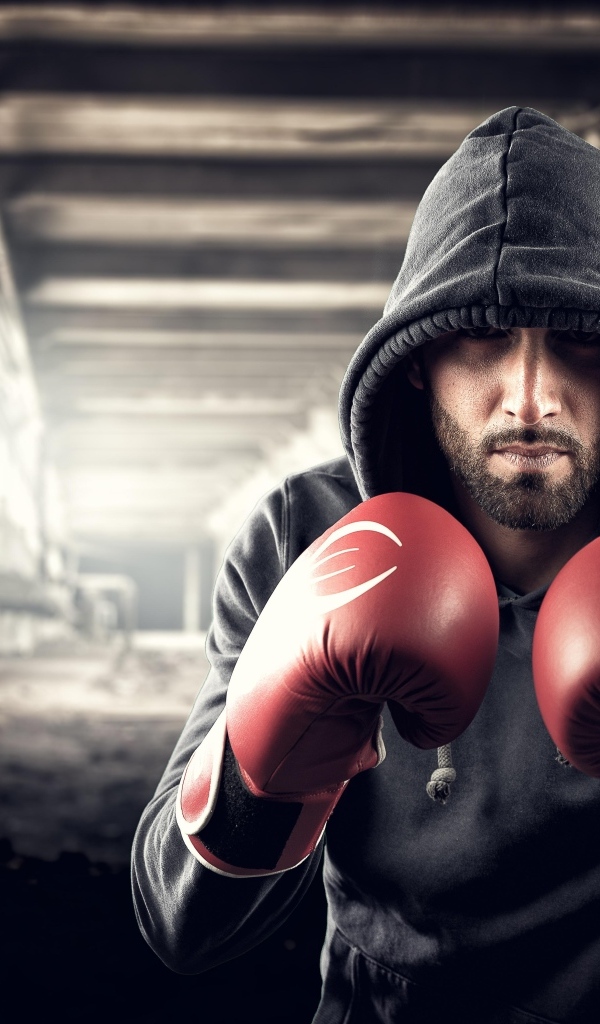 Мужчина с красных боксерских перчатках