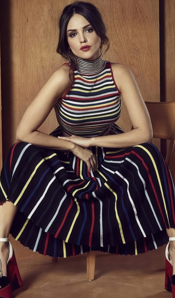 Мексиканская актриса Эйса Гонсалес в юбке сидит на стуле