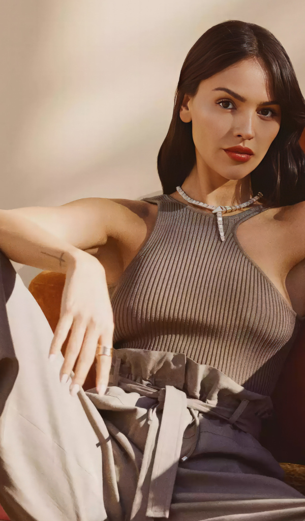 Мексиканская актриса Эйса Гонсалес сидит на полу у дивана