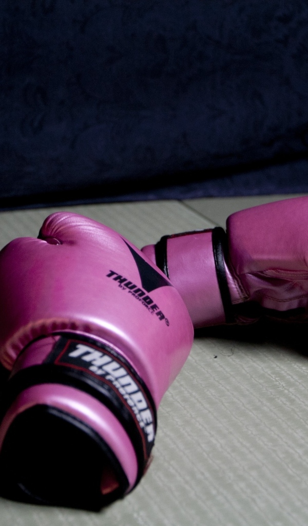 Розовые боксерские перчатки на столе 