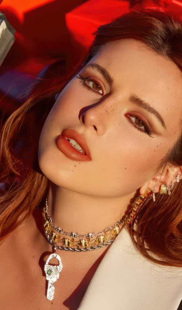 Рыжеволосая актриса Белла Торн в красной машине