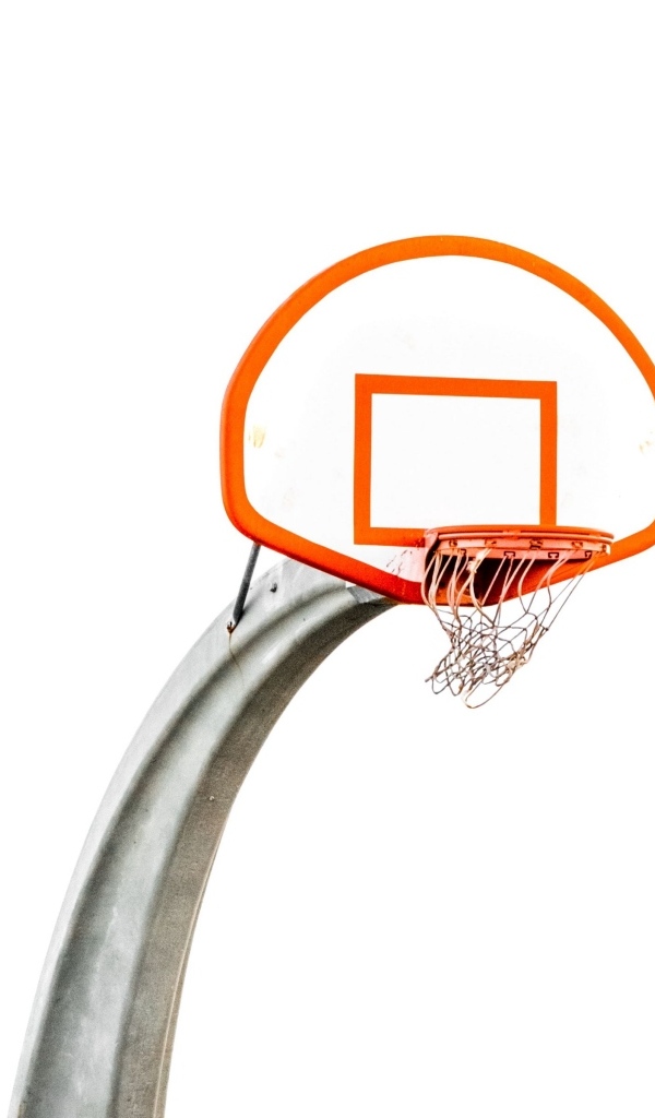 Красное баскетбольное кольцо на белом фоне