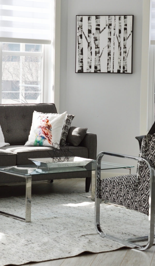 Комната с окнами и диваном  