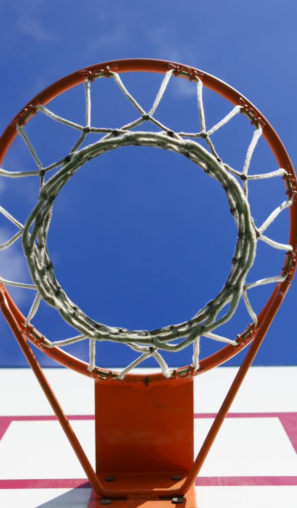 Круглое баскетбольное кольцо на фоне неба