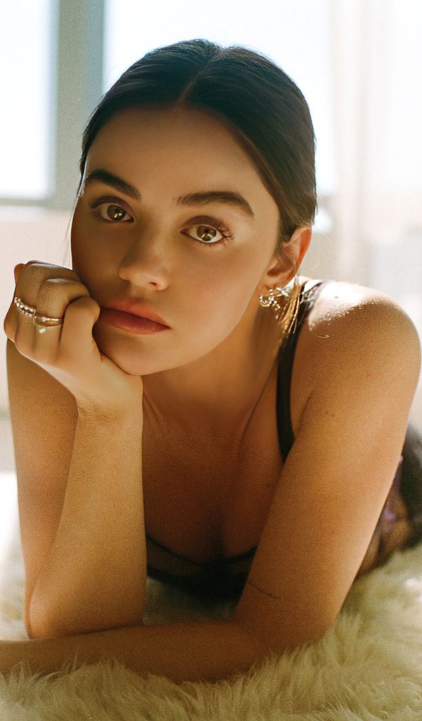 Грустный взгляд актрисы Люси Хейл