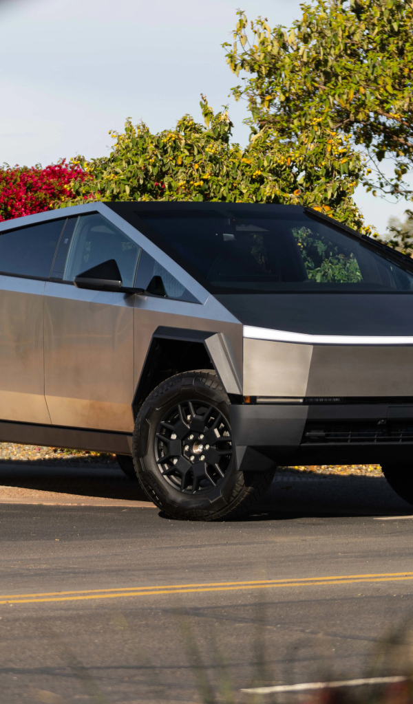 Серебристый автомобиль Tesla Cybertruck 2024  года