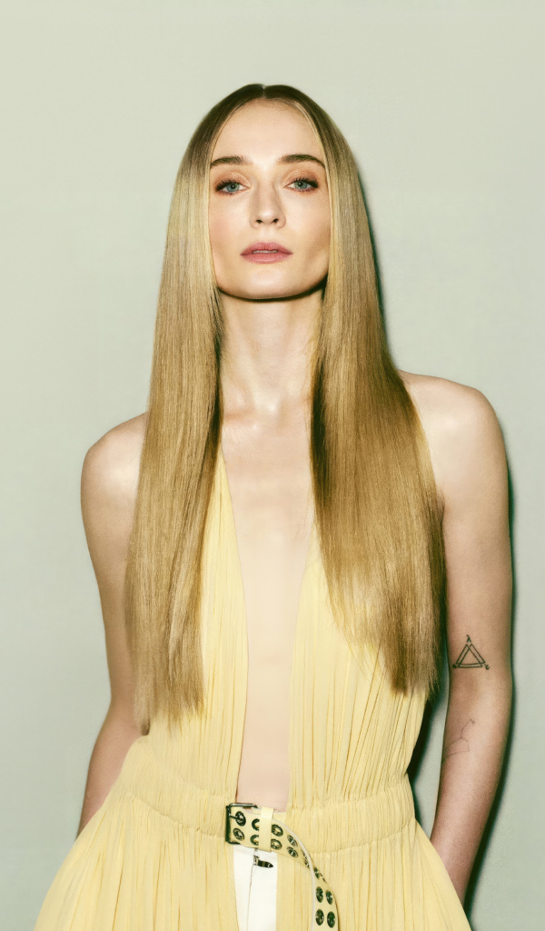 Худая девушка актриса Софи Тёрнер у стены