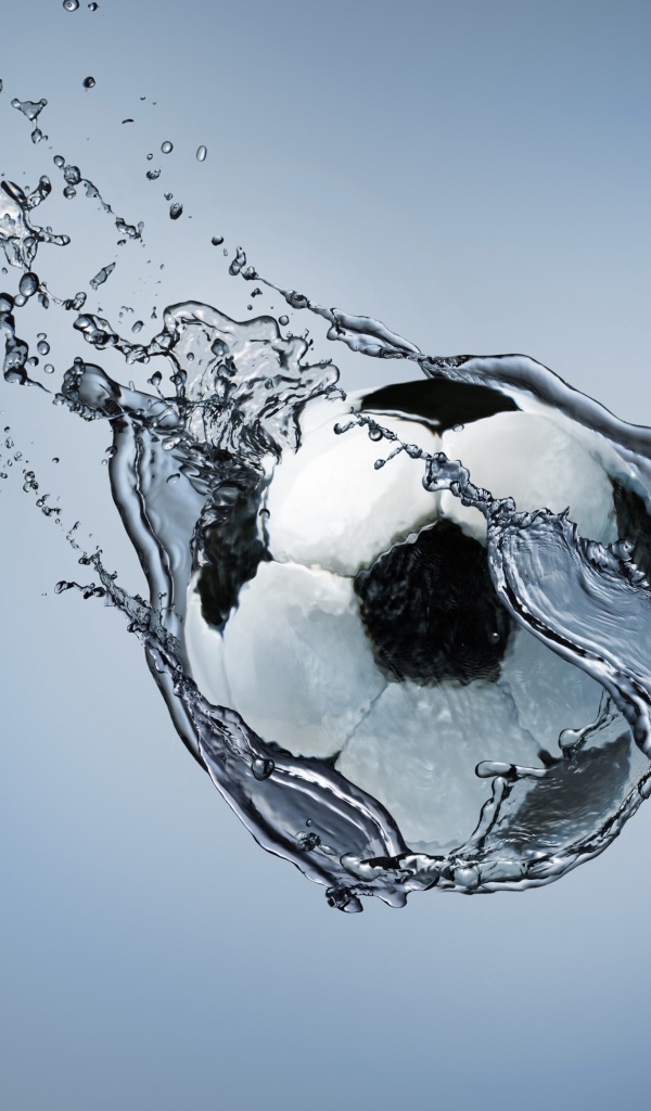 Футбольный мяч летит в воде на сером фоне