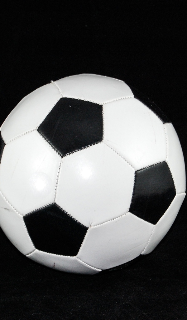 Футбольный мяч на черном фоне крупным планом