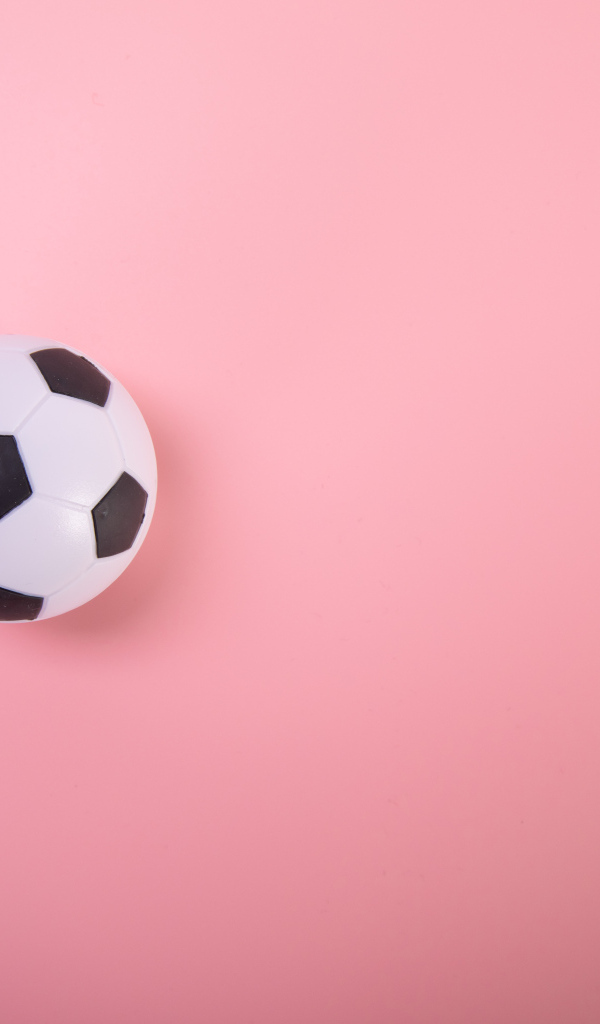 Футбольный мяч на розовом фоне