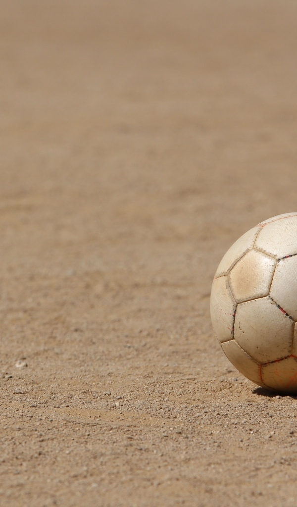 Футбольный мяч на песке 