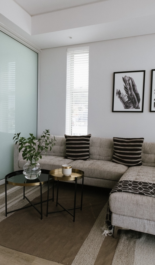 Диван в комнате с большой кроватью 