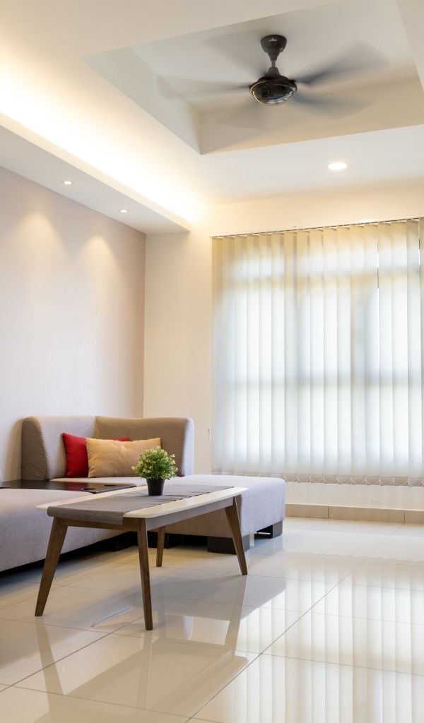 Просторная гостиная с небольшим количеством мебели