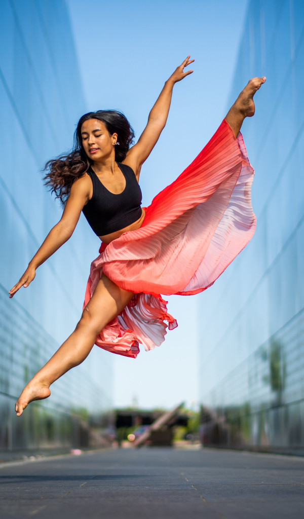 Эффектный прыжок балерины у здания