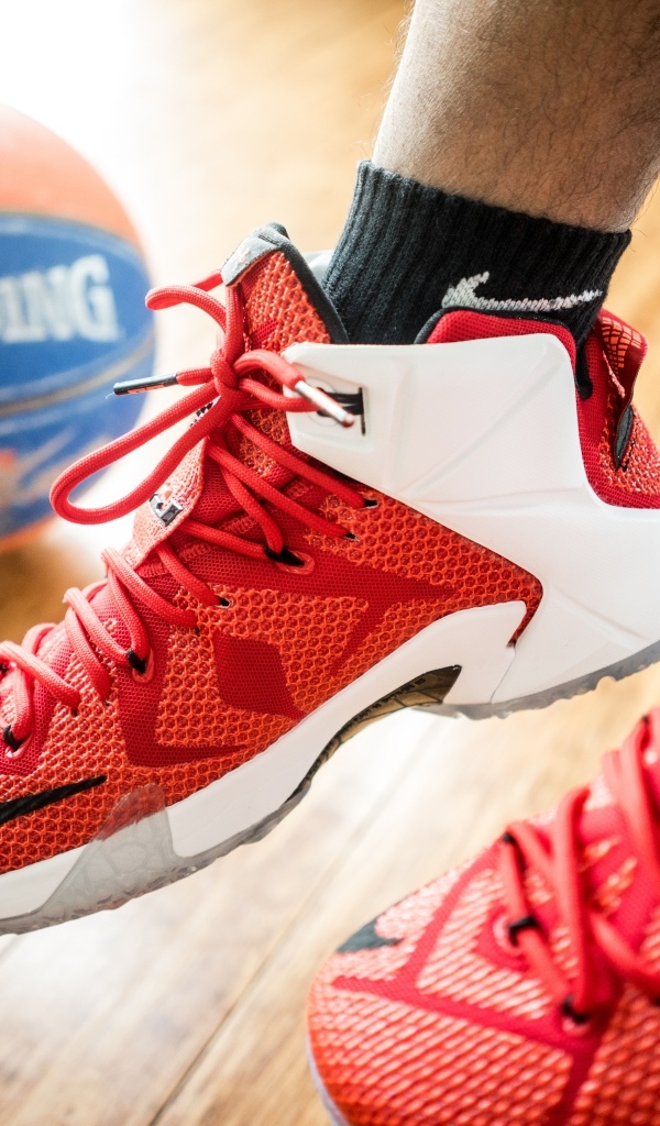 Спортивные кроссовки с мячом 