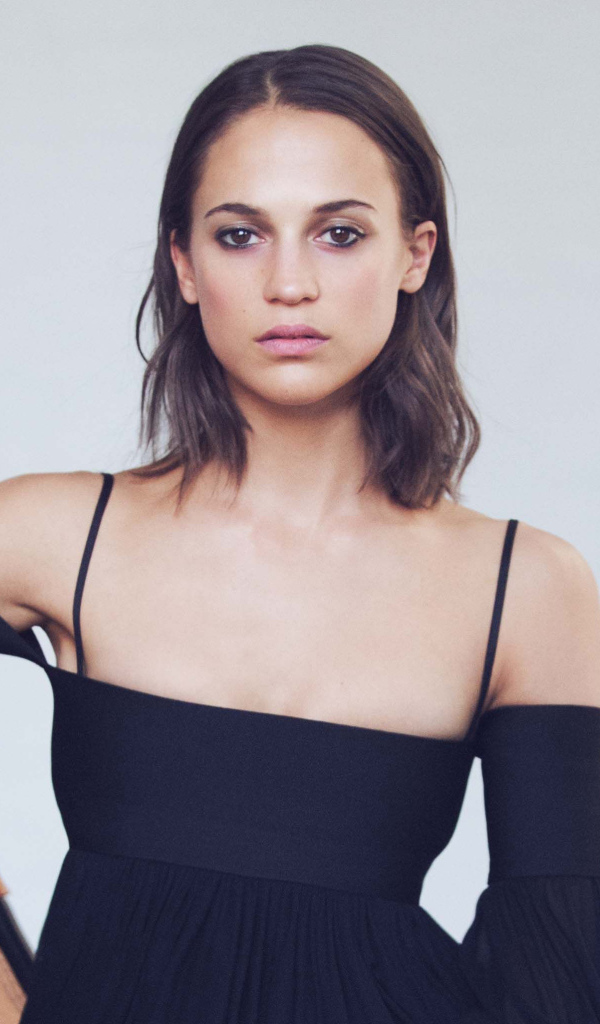 Шведская актриса Алисия Викандер в черном наряде