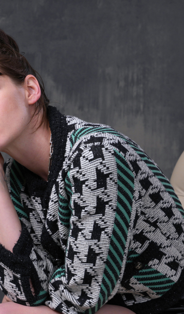 Милая Кристен Стюарт в кофте на кресле