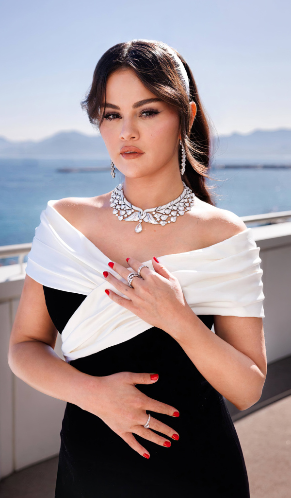 Милая Селена Гомес в платье у моря