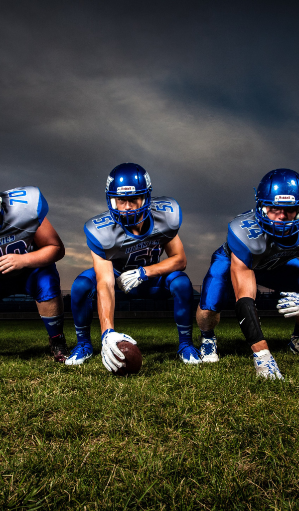 Команда игроков в американский футбол на поле