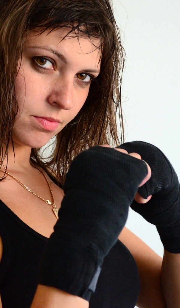 Девушка стоит в спортивной  стойке 