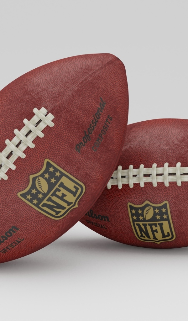 Два мяча для игры американский футбол на сером фоне