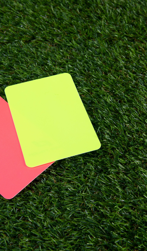 Две карточки на футбольном поле