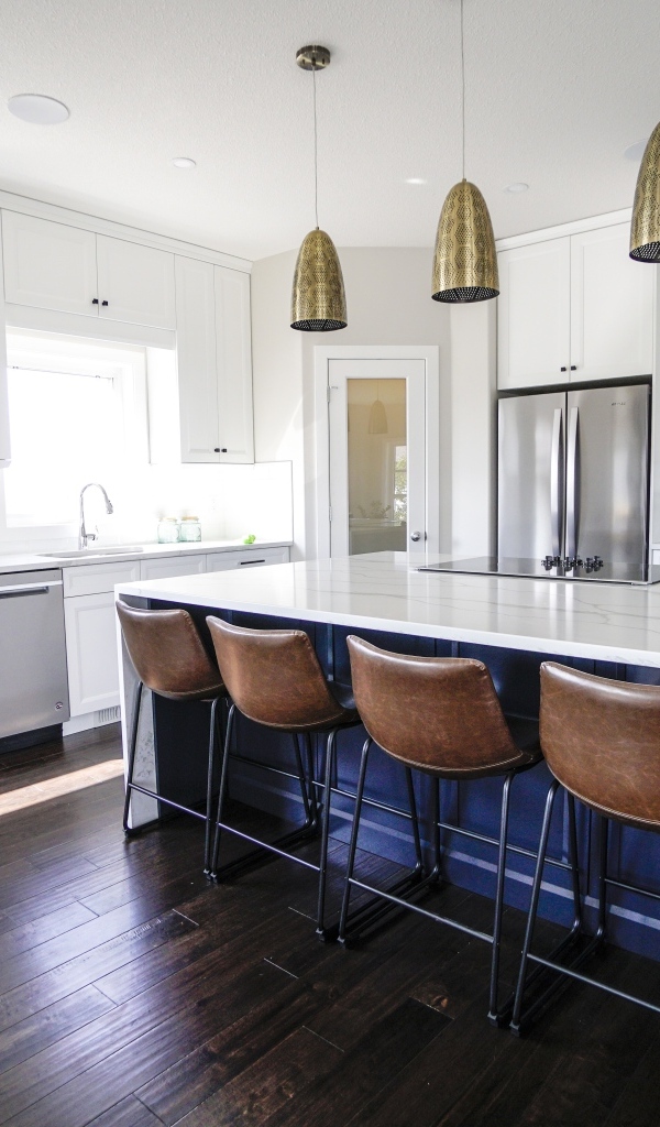 Белая мебель в кухне с кожаными креслами