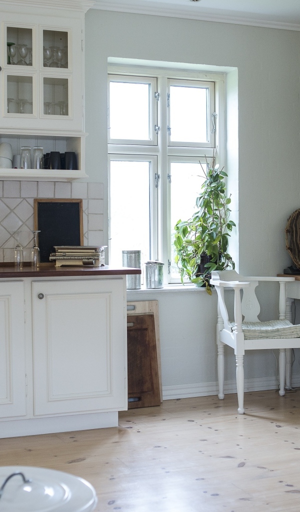 Белый кухонный гарнитур в комнате