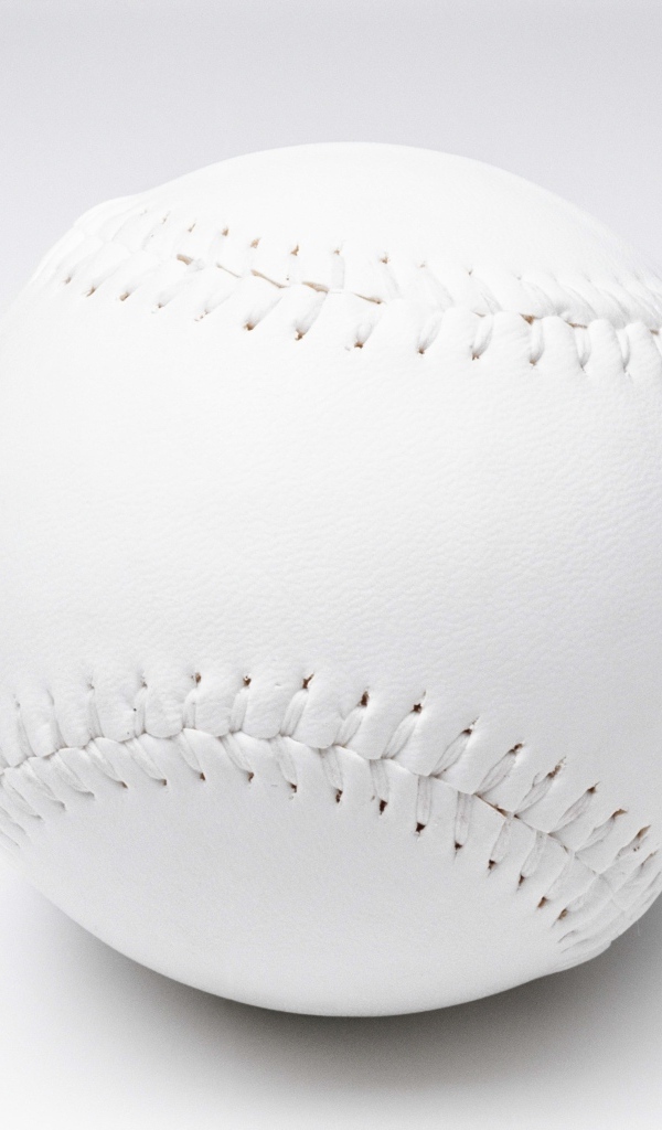 Белый новый бейсбольный мяч на сером фоне