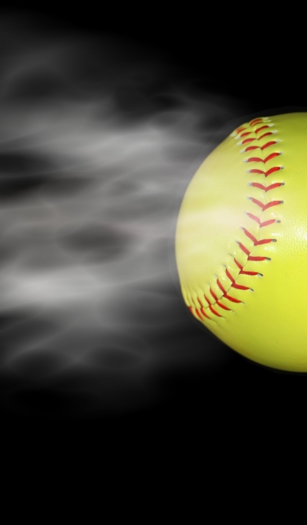 Желтый бейсбольный мяч с дымом на черном фоне