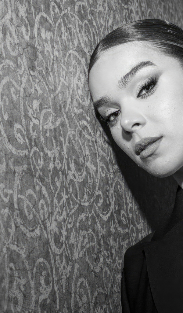 Молодая американская актриса Хейли Стейнфилд у стены