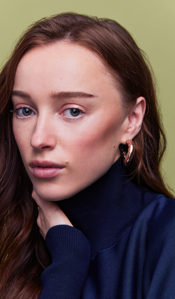 Молодая британская актриса Фиби Дайневор