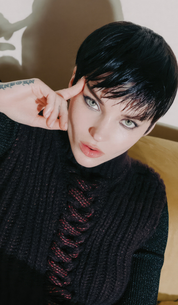 Молодая актриса Дав Кэмерон с короткой стрижкой