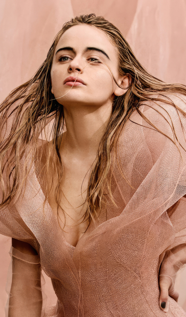 Молодая актриса Джоуи Кинг в красивом платье