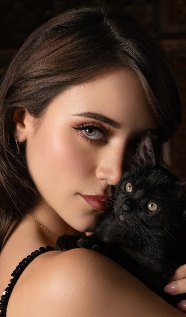 Молодая актриса Кэйли Кауэн с черным котенком
