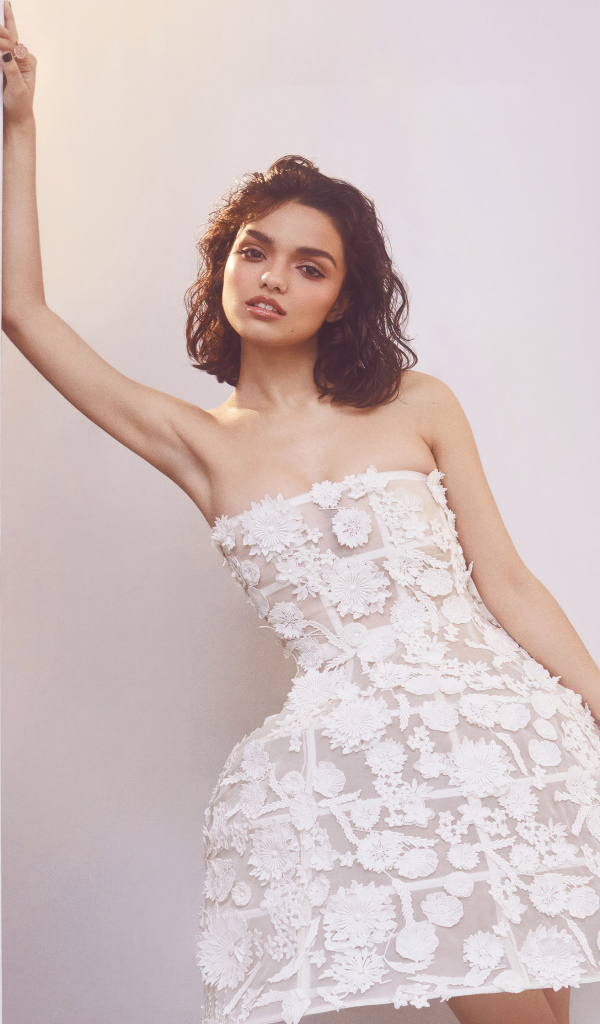 Молодая актриса Рэйчел Зеглер в коротком белом платье