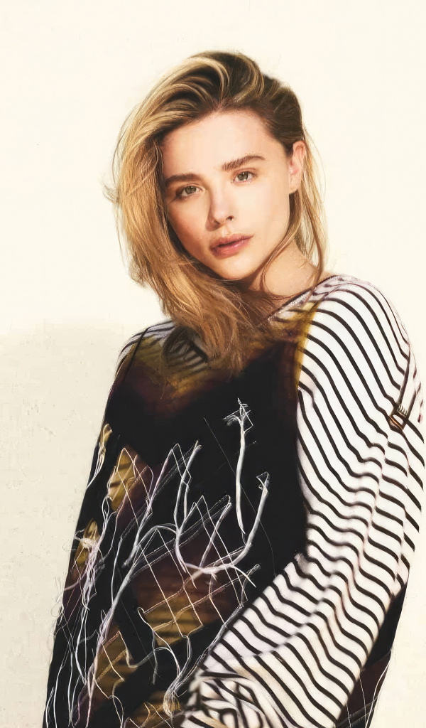 Молодая девушка блондинка актриса Хлоя Грейс Морец