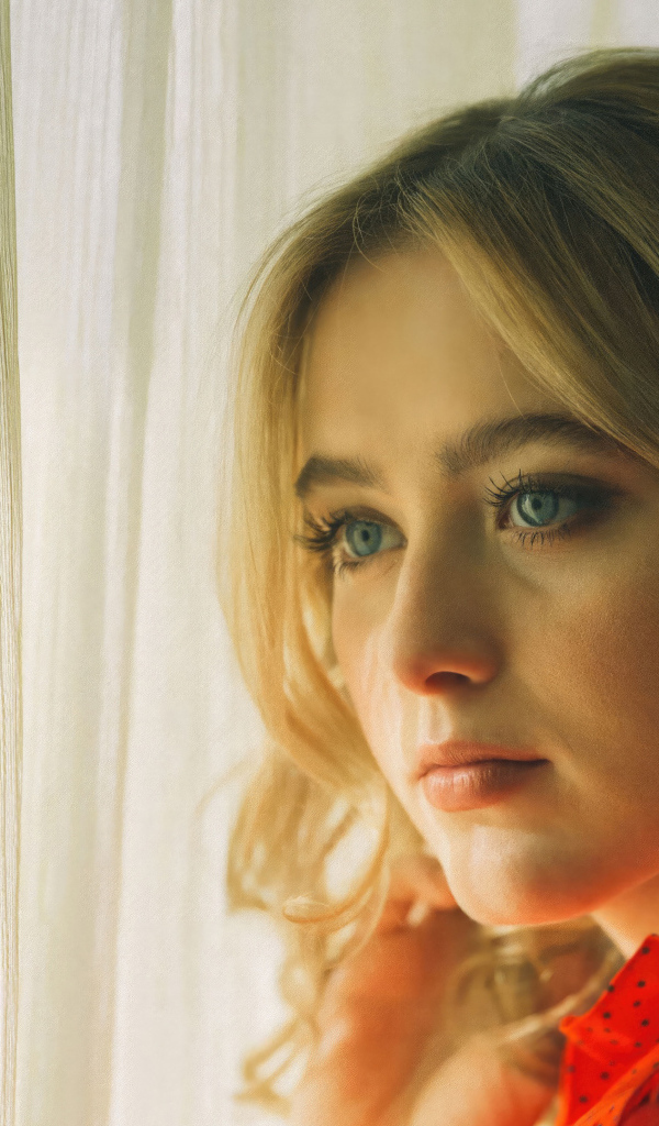 Молодая голубоглазая актриса Кэтрин Ньютон  у окна