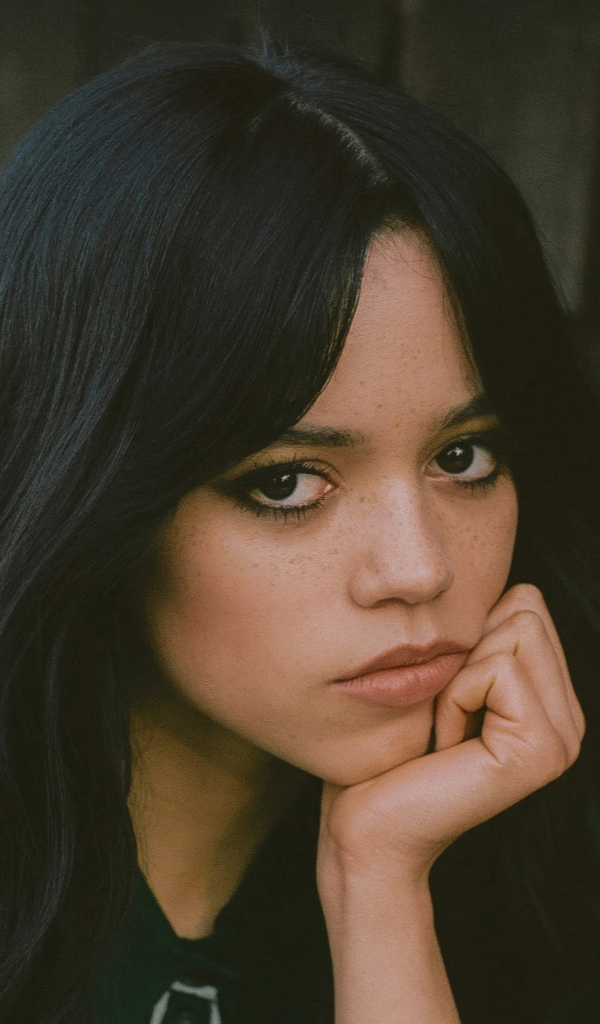 Молодая кареглазая девушка актриса Дженна Ортега