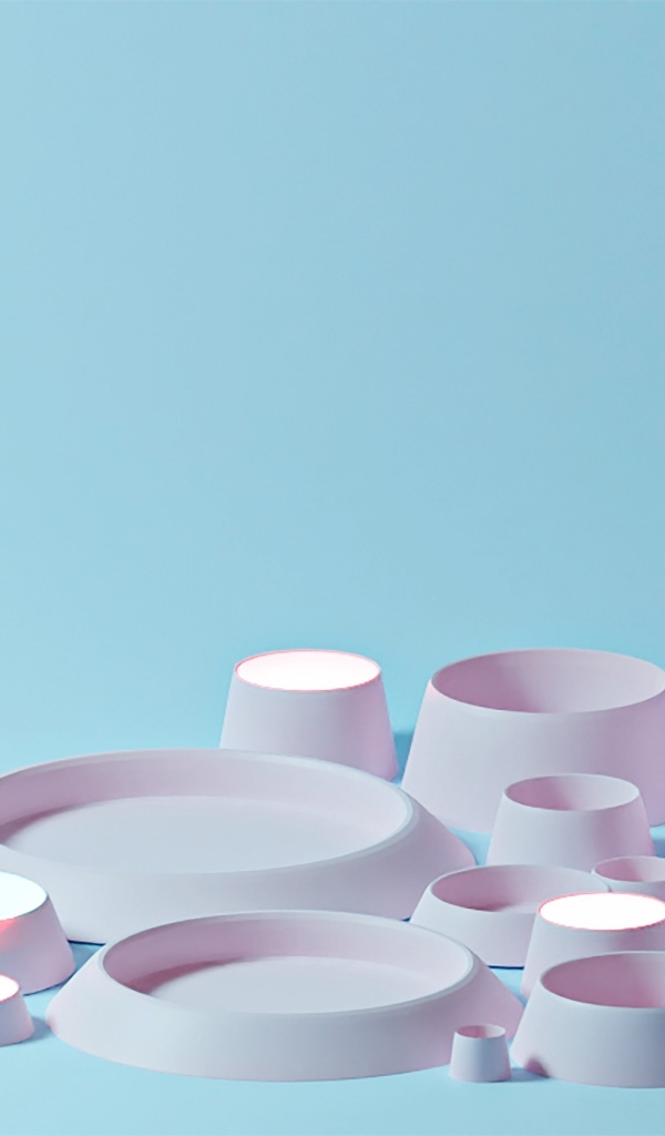 Розовые геометрические фигуры на голубом фоне