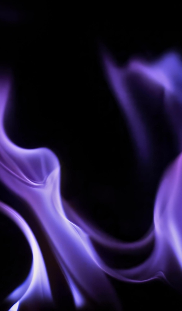 Фиолетовое пламя огня на черном фоне