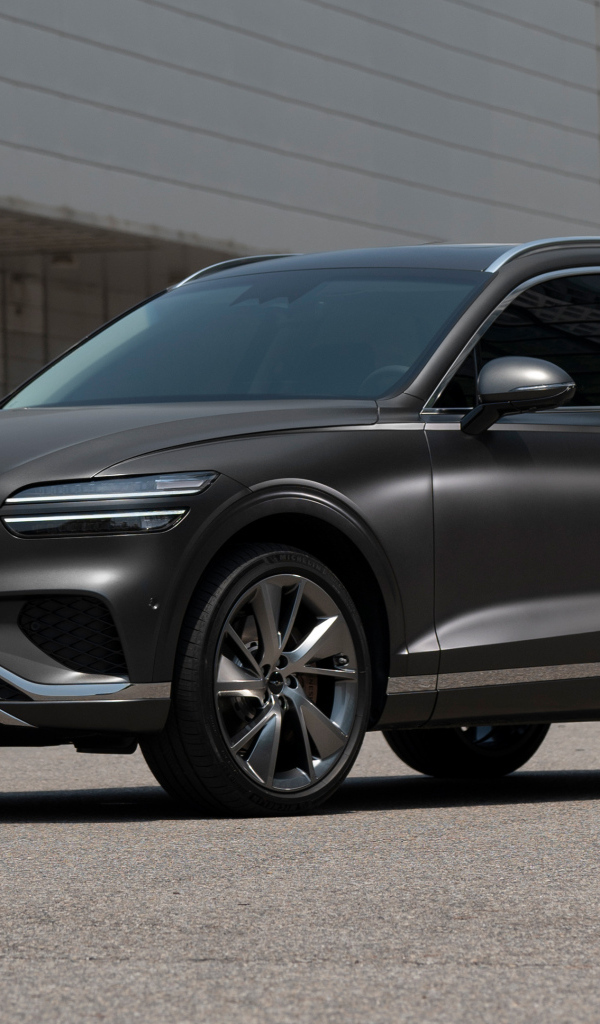 Серый автомобиль Genesis GV70 2024 года